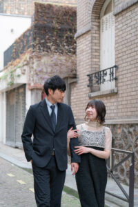 パリの石畳を背景に歩くふたり