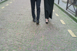 メキシコ広場の石畳を歩く新郎新婦