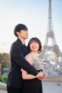 トロカデロ広場でエッフェル塔を背景に並ぶカップルのポートレート