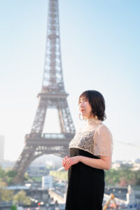 トロカデロ広場でエッフェル塔背景にソロショット
