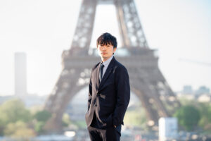 トロカデロ広場でエッフェル塔背景にソロショット