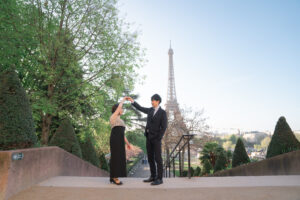 トロカデロ階段で踊るカップル