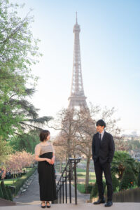 トロカデロ階段でエッフェル塔を背景に見つめあうカップル