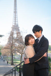 トロカデロ階段でエッフェル塔を背景に抱きあうカップル