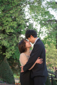 トロカデロ階段でよりそうカップル