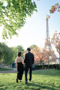 エッフェル塔を背景に歩き出すふたりの後ろ姿