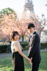 エッフェル塔を背景に振り向くふたりの後ろ姿