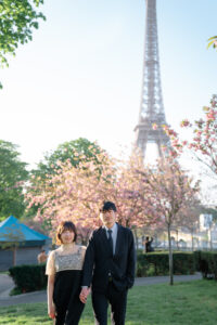 エッフェル塔を背景に歩き出すふたり
