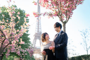 エッフェル塔と桜の前で見つめあうふたり