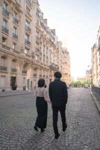 カモアン通りの石畳を歩く新郎新婦