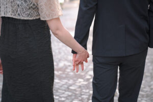 カモアン通りの石畳を歩く新郎新婦の手元