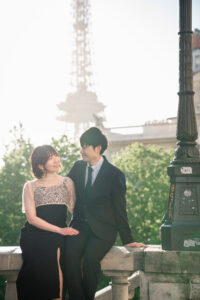 カモアン通りで座って見つめあうふたり