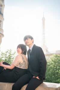 朝の光とエッフェル塔につつまれるふたり