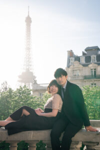朝の光とエッフェル塔につつまれるふたり