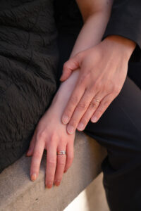 新婚カップルの美しい手元