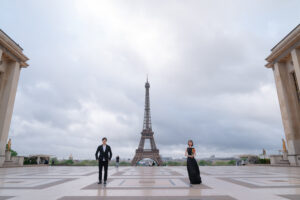 パリ 前撮り 黒ドレス ブーケ