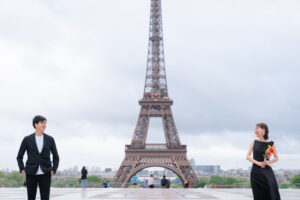 パリ 前撮り 黒ドレス ブーケ