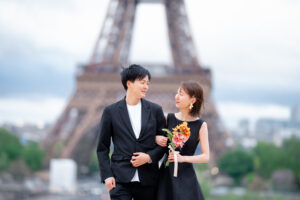 パリ 前撮り 黒ドレス ブーケ