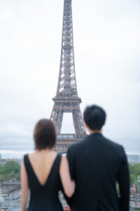 パリ 前撮り 黒ドレス ブーケ