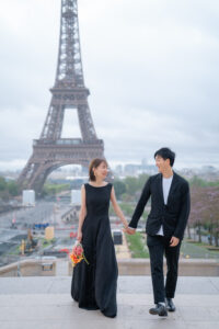パリ 前撮り 黒ドレス ブーケ