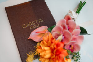 パリ 前撮り 黒ドレス ブーケ