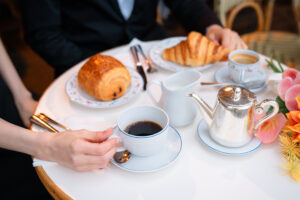 パリ 前撮り 黒ドレス ブーケ