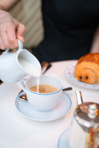 パリ 前撮り 黒ドレス ブーケ