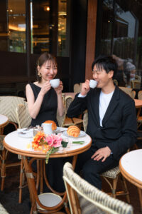 パリ 前撮り 黒ドレス ブーケ