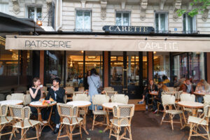 パリ 前撮り 黒ドレス ブーケ