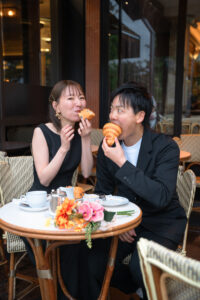 パリ 前撮り 黒ドレス ブーケ