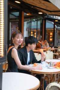 パリ 前撮り 黒ドレス ブーケ