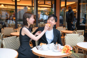 パリ 前撮り 黒ドレス ブーケ