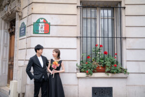 パリ 前撮り 黒ドレス ブーケ