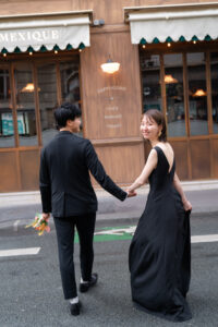 パリ 前撮り 黒ドレス ブーケ