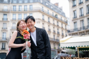 パリ 前撮り 黒ドレス ブーケ