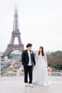 トロカデロで歩きながら温かさを感じるカップルフォト