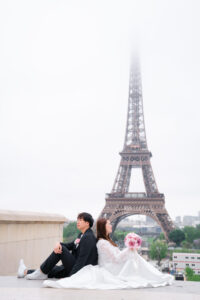 トロカデロで背中合わせで寄り添うカップル