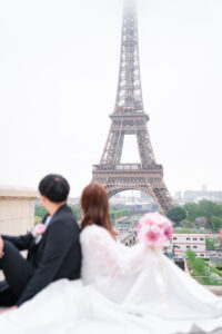 エッフェル塔と見つめるカップル