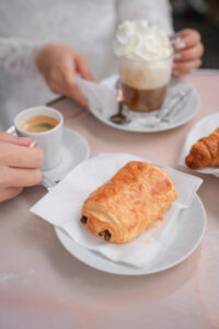 パリのカフェ 温かい飲み物とパンオショコラ