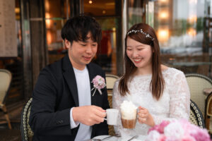 カフェのテラスでほっとする瞬間を残すウェディングフォト