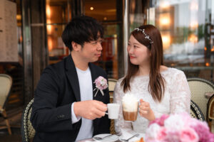 カフェのテラスでほっとする瞬間を残すウェディングフォト