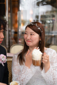 カフェのテラスで微笑む新婦
