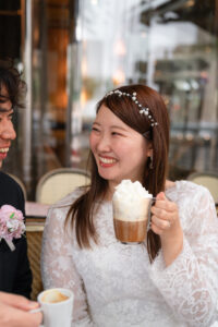 カフェのテラスで微笑む新婦
