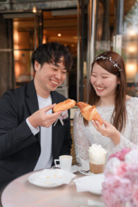 温かい飲み物でほっとする時間を切り取るパリウェディング写真