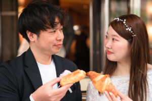 温かい飲み物でほっとする時間を切り取るパリウェディング写真