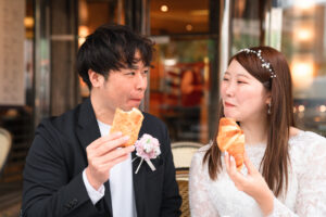 パリのカフェで微笑みあう新郎新婦 ウェディングフォト