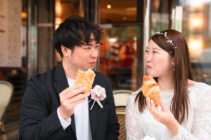 パリのカフェで微笑みあう新郎新婦 ウェディングフォト