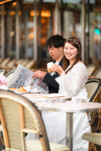 テラスの丸テーブルでコーヒーを分かち合う