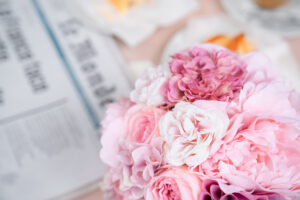 淡いピンクのブーケとフランス語の新聞