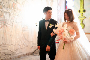 ジャン・コクトーが装飾を手がけた礼拝堂に入場した新郎新婦